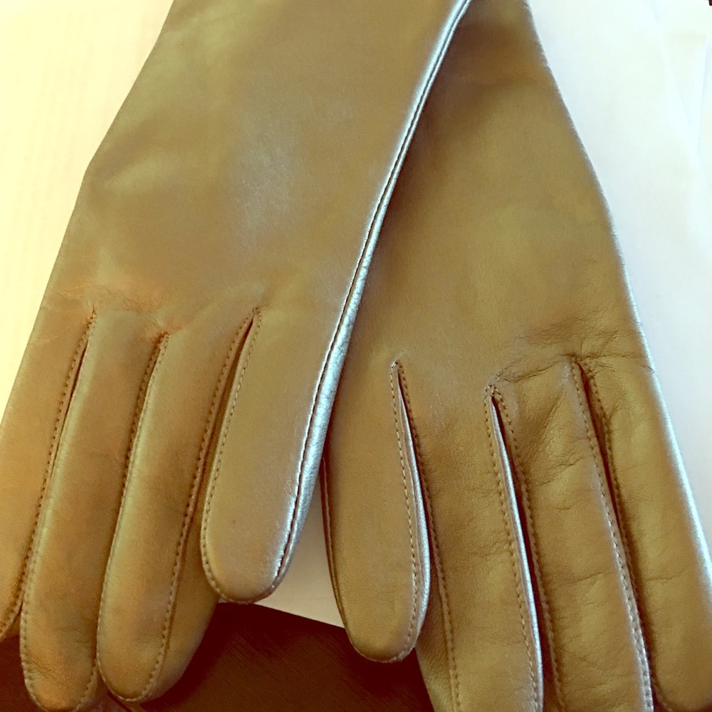 Ladies leather gloves.